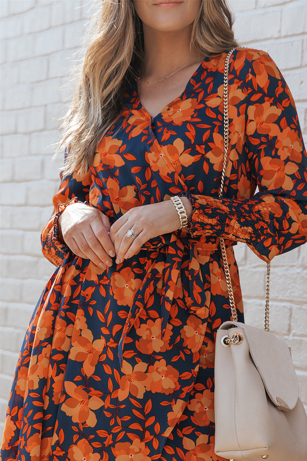 Vestido cruzado con cinturón y estampado floral naranja