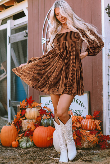 Robe nuisette en velours marron à col carré et nouée au dos