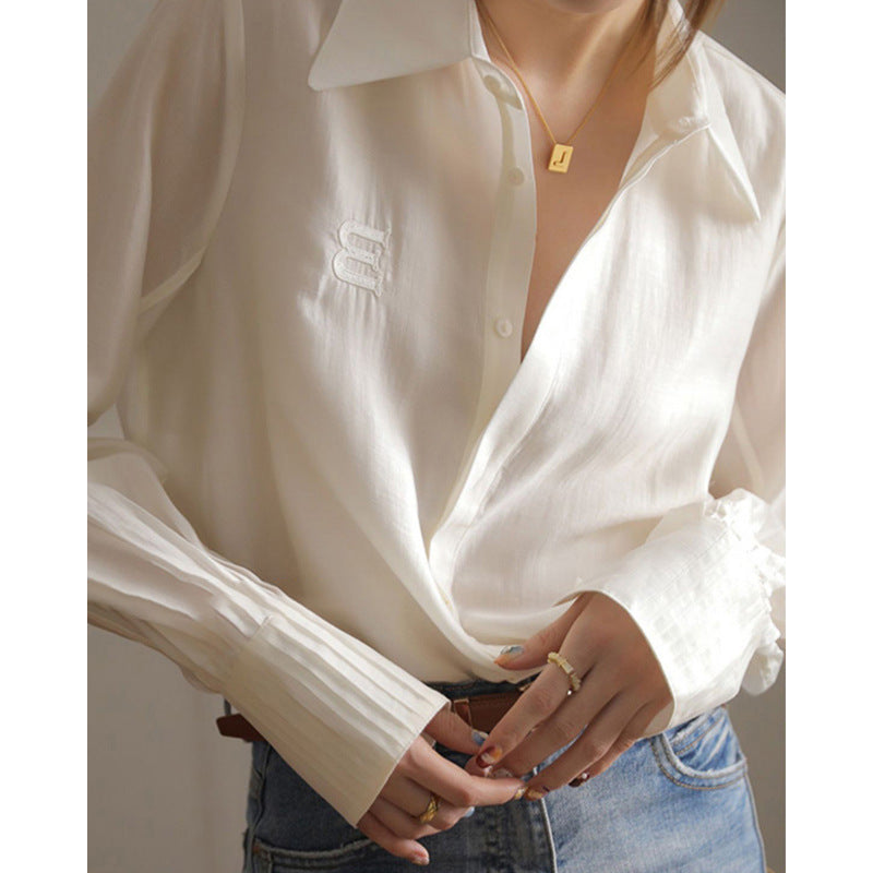 Une chemise blanche en mousseline de soie chic de niche pour les femmes