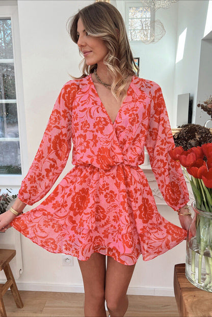 Vestido con sobrepelliz de manga abullonada en capas y volantes florales en rojo fuego