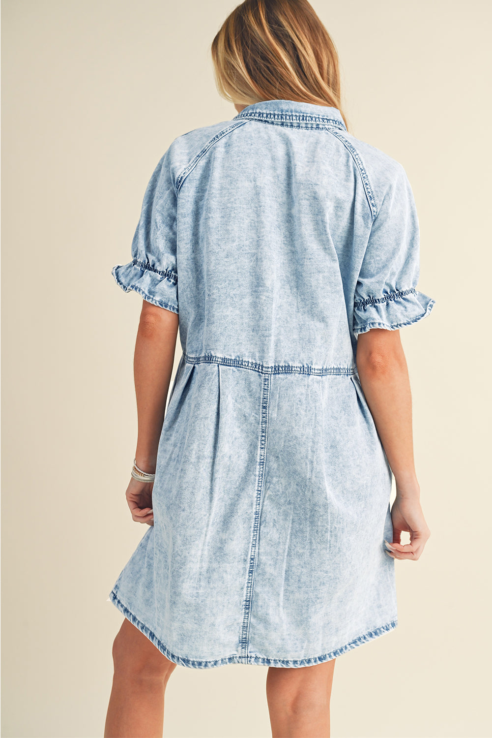 Robe en jean bleu délavé à volants et manches courtes avec poches