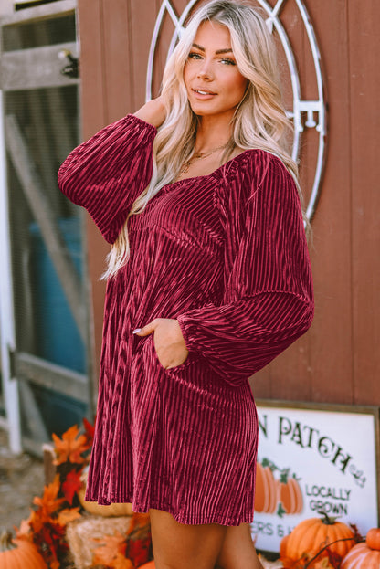 Robe nuisette rouge en velours à col carré et nouée au dos