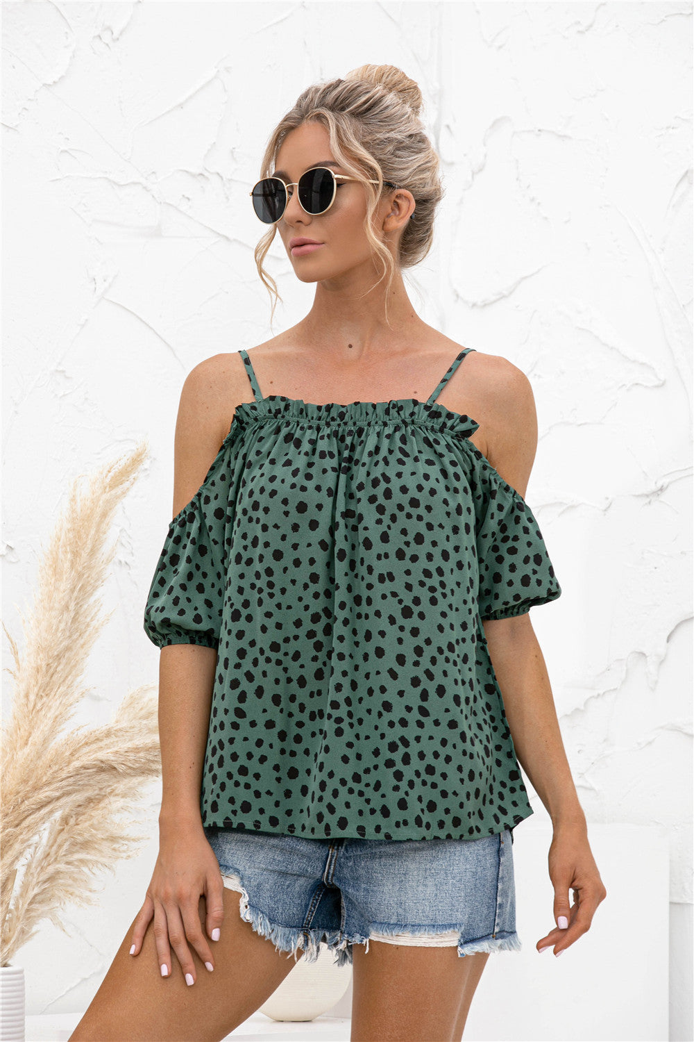 Blusa estampada con hombros descubiertos y ribete de volantes