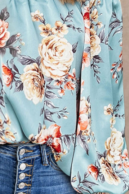 Blusa con mangas farol y hombros descubiertos con ribete de volantes florales