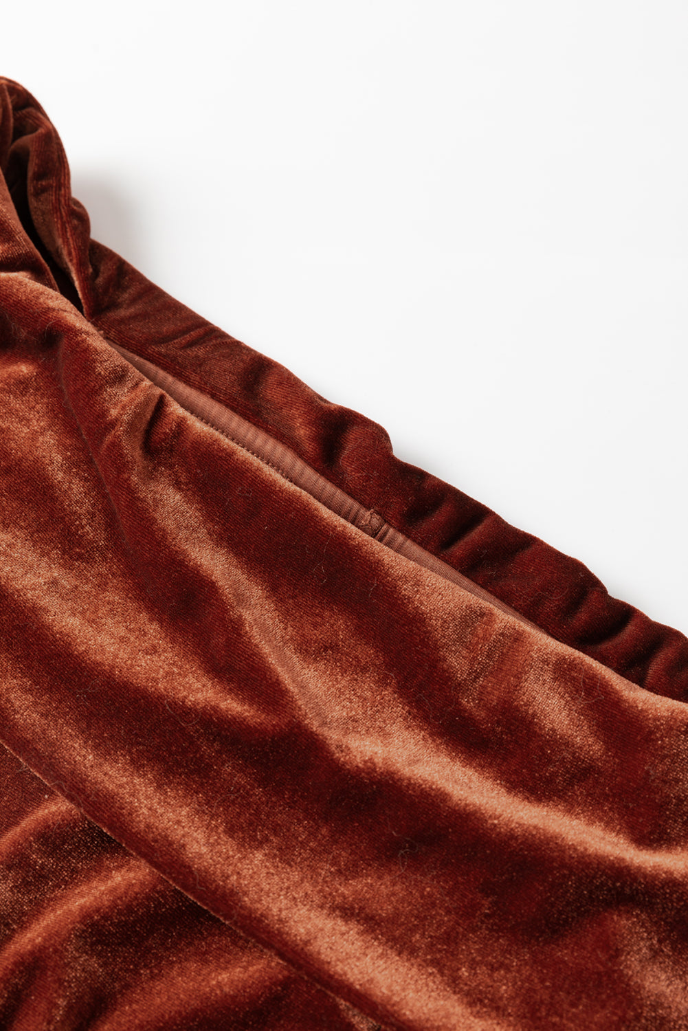 Robe de soirée portefeuille plissée en velours marron à épaules dénudées