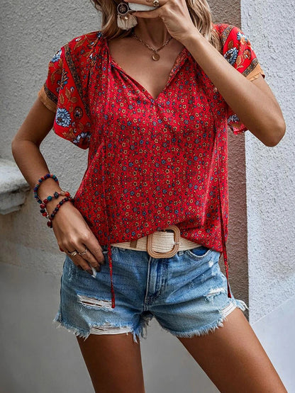 Blusa estampada de manga corta con cuello anudado