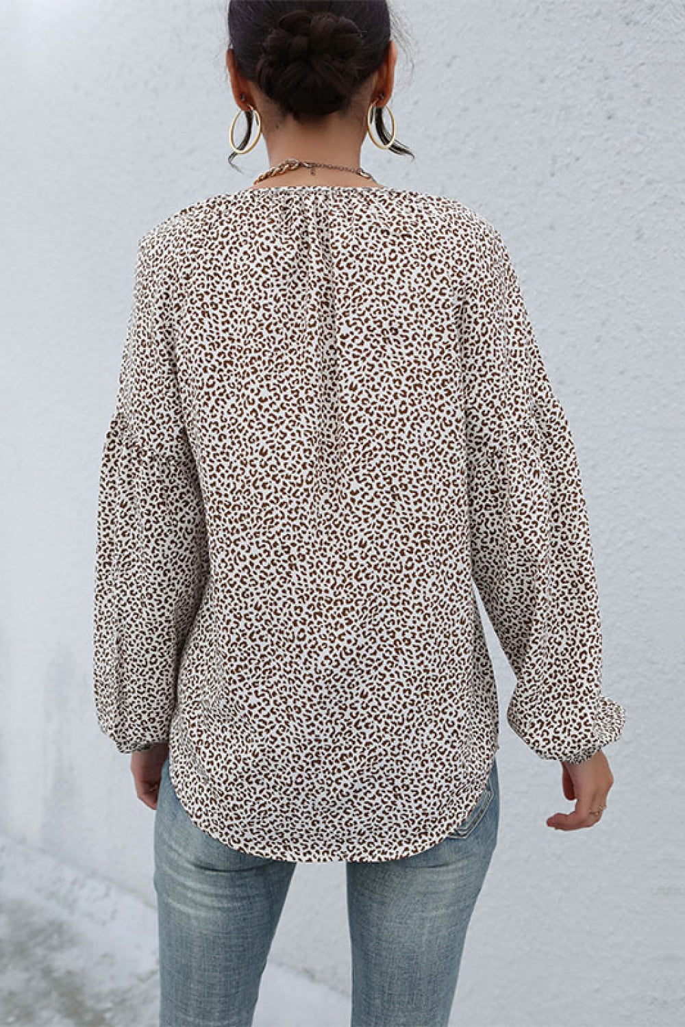 Blusa con cuello anudado y estampado de leopardo