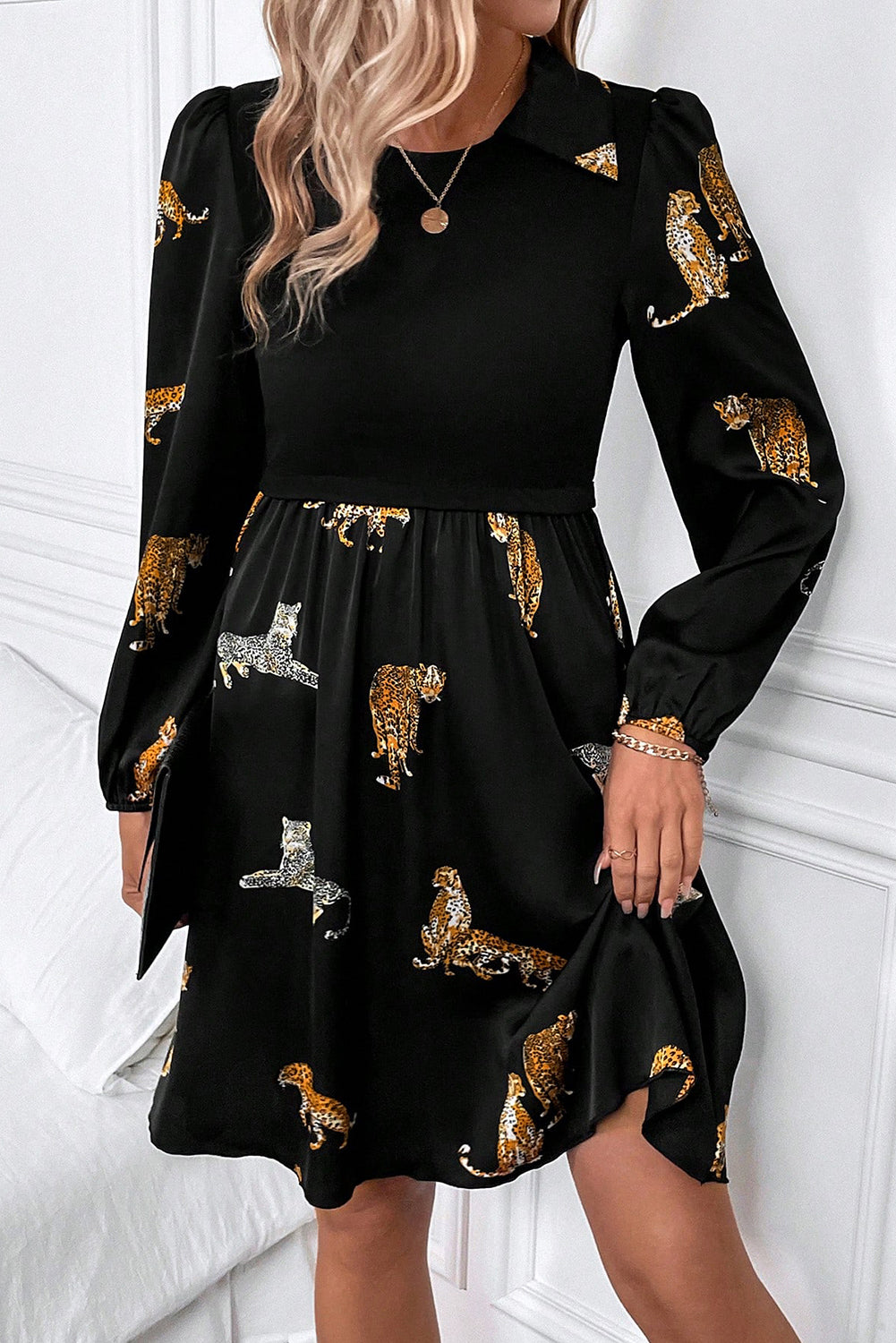 Vestido con vuelo de manga larga con estampado de leopardo vívido negro