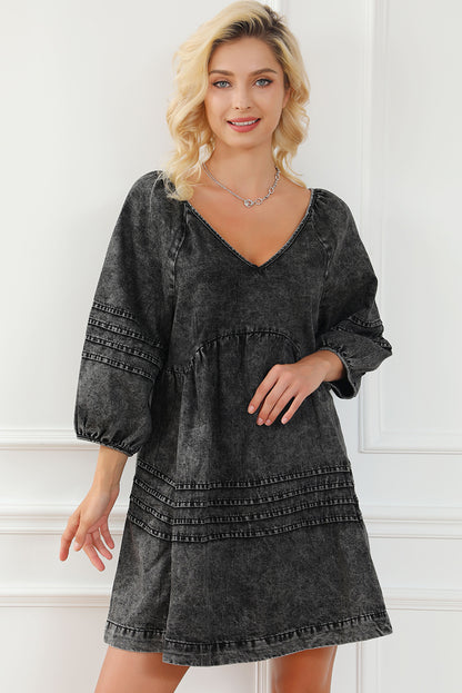 Robe babydoll en jean noire plissée à col en V et manches bouffantes