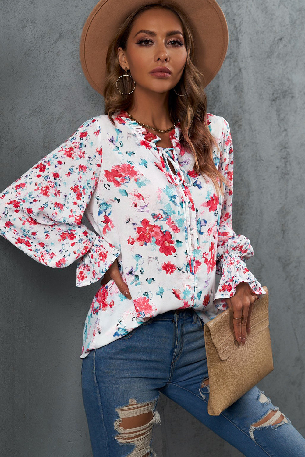 Blusa con mangas con volante y cuello anudado con ribete de volantes florales