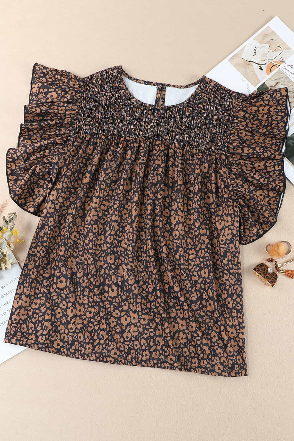 Blusa con mangas de mariposa fruncidas y estampado de talla grande