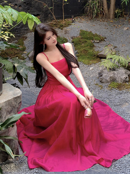 Vestido de playa de vacaciones junto al mar con tirantes y bandeau rojo rosa