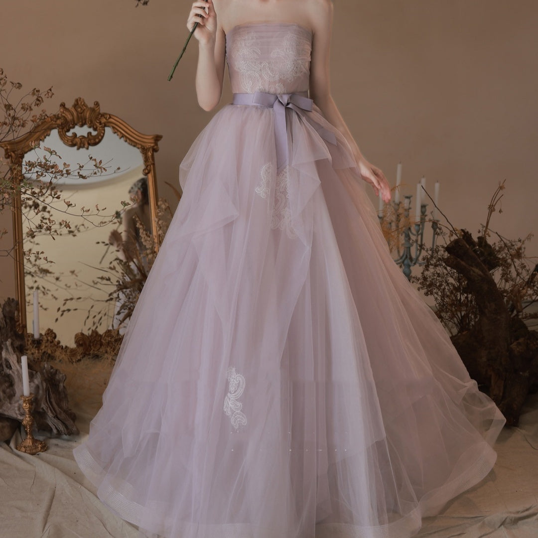 Vestido de novia con top de tubo morado para cena