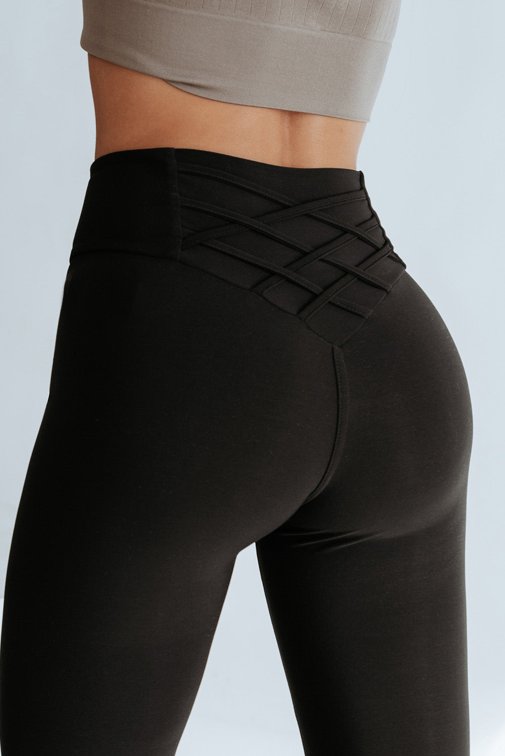 Leggings negros de cintura alta con control de barriga cruzados