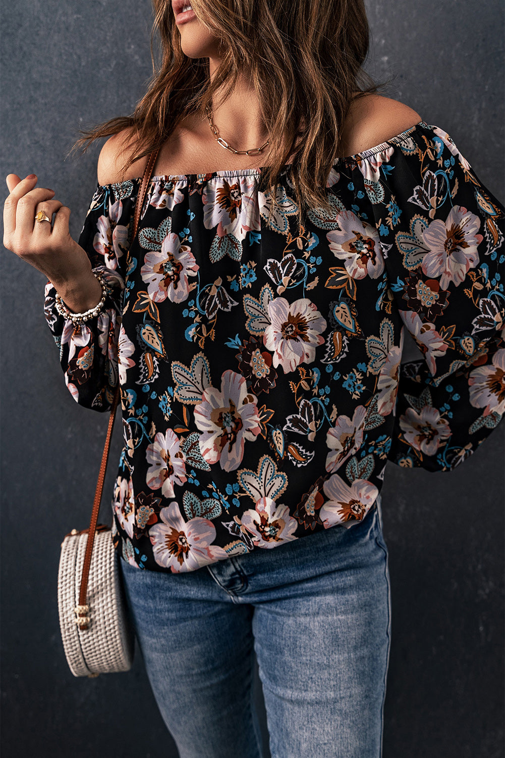 Blusa floral con hombros descubiertos y manga globo