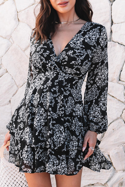 Robe courte noire à imprimé floral avec ourlet à volants superposé à la taille et à nouer à la taille