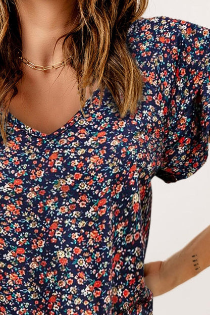 Blusa floral con cuello en V y mangas acampanadas