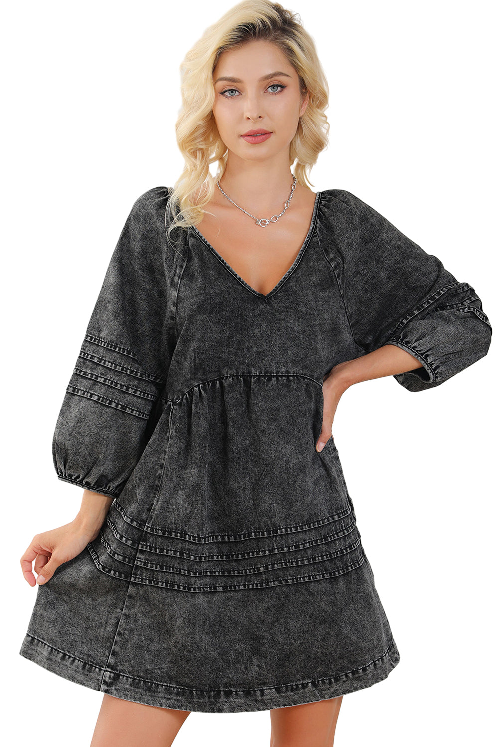 Robe babydoll en jean noire plissée à col en V et manches bouffantes