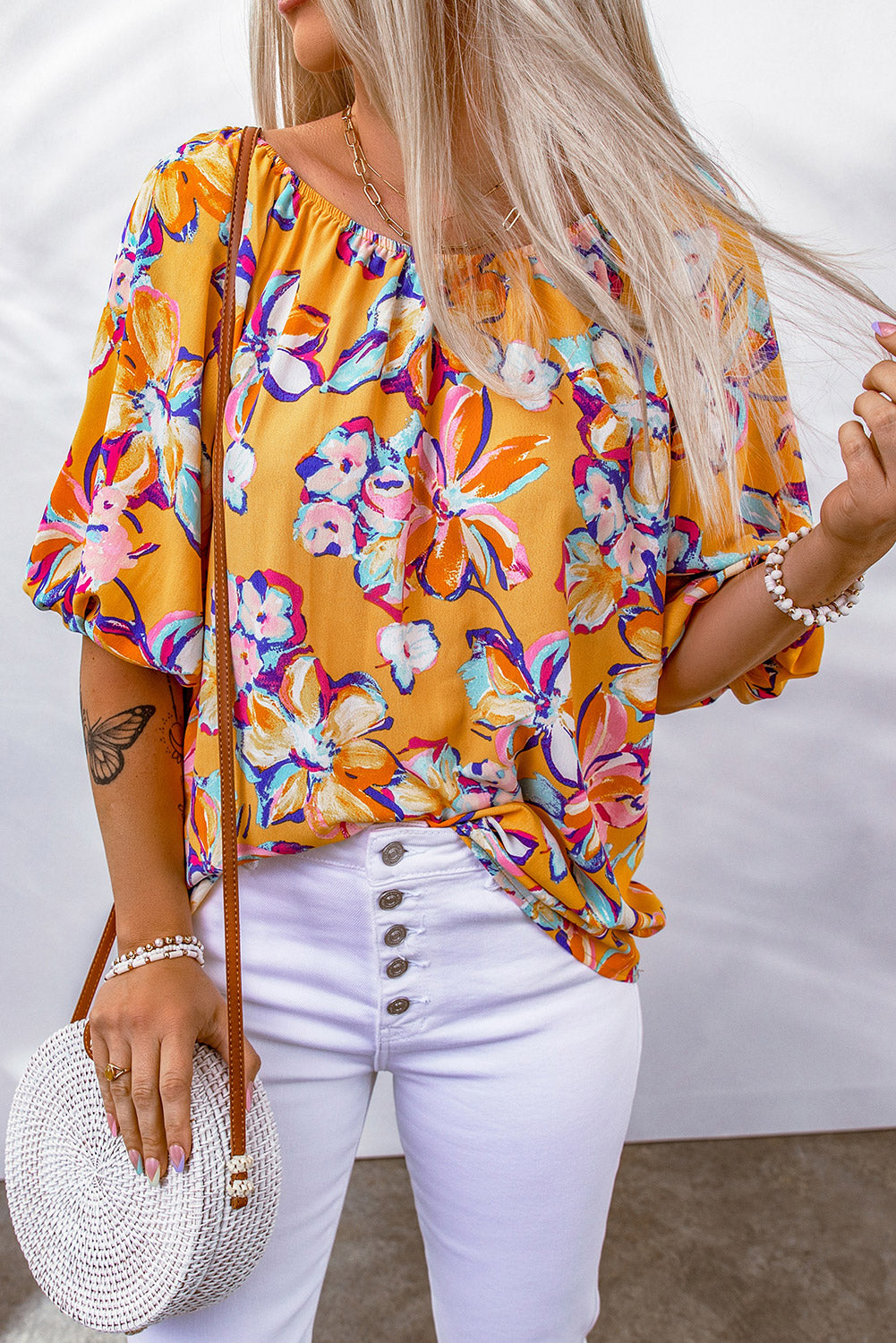 Blusa floral con cuello barco y mangas abullonadas