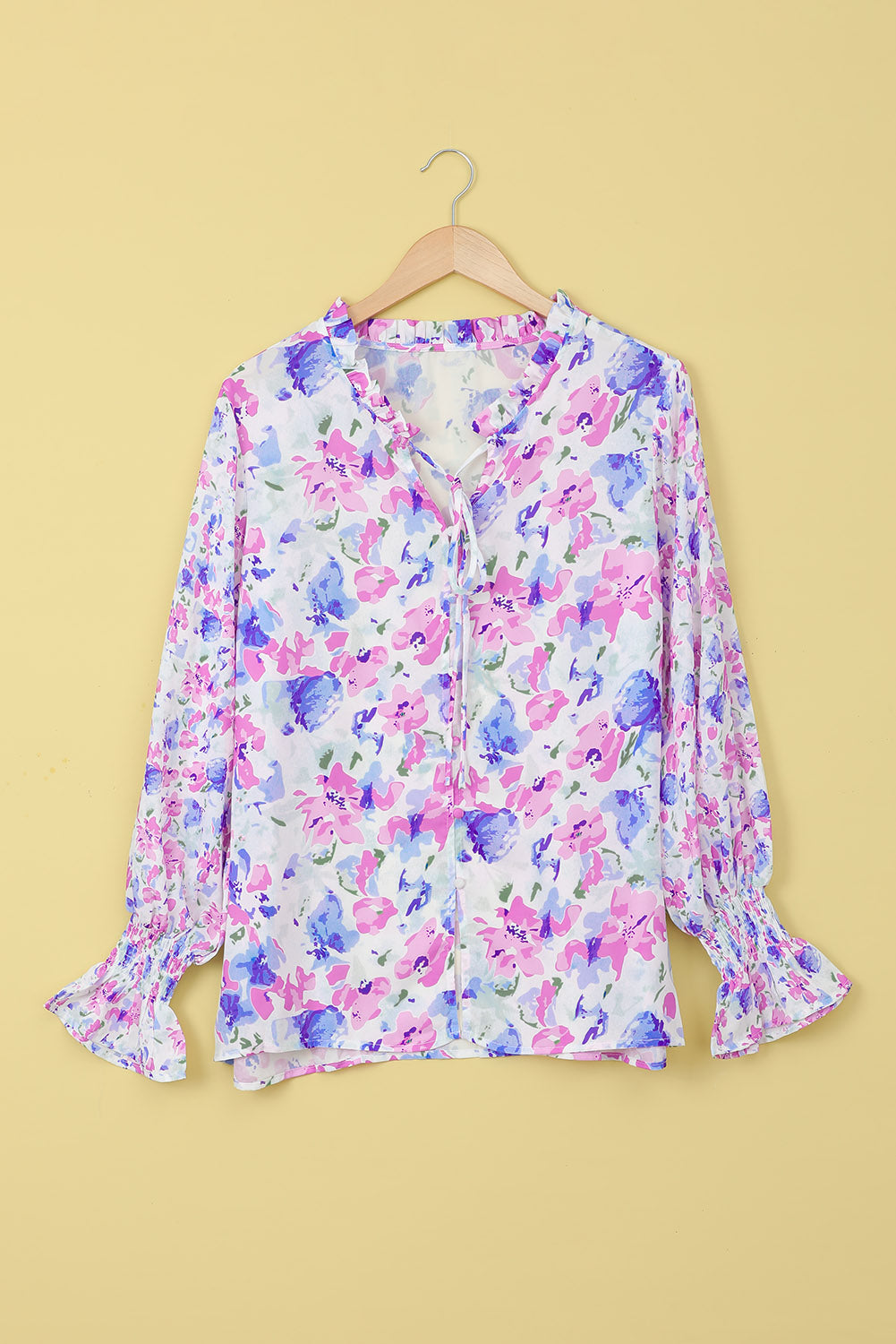 Blusa con mangas con volante y cuello anudado con ribete de volantes florales