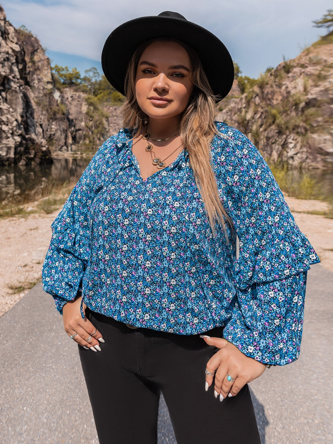 Blusa con volantes y cuello anudado de talla grande