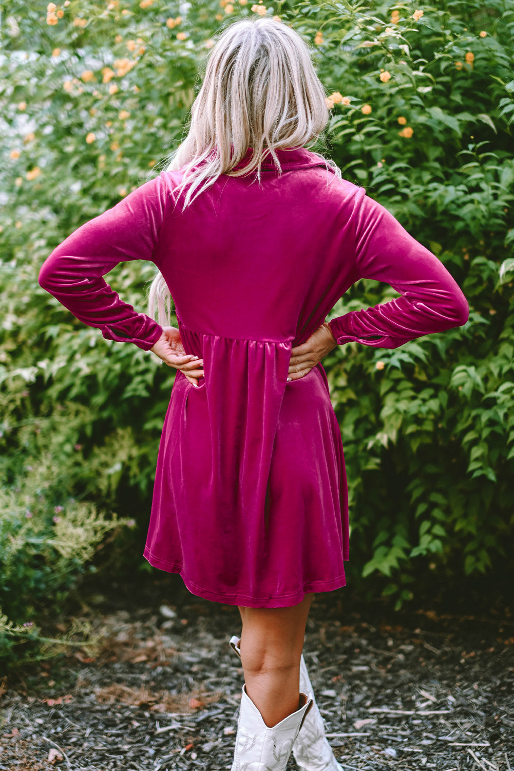 Robe boutonnée en velours à volants et manches longues rose