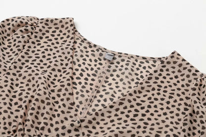 Camisa corta con volantes y cuello en V con estampado de leopardo 