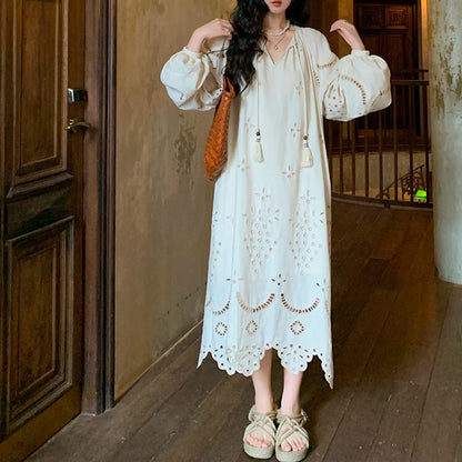 Robe longue brodée de vacances de voyage ethnique rétro, robe brodée blanche creuse, robe à col en V en lin, tissu d’été en coton, robe Boho Maxi