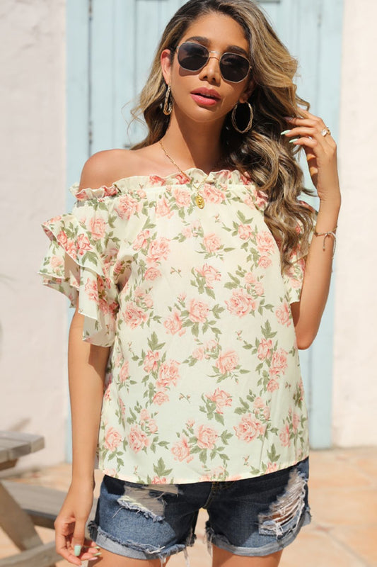 Blusa con hombros descubiertos y ribete de volantes florales