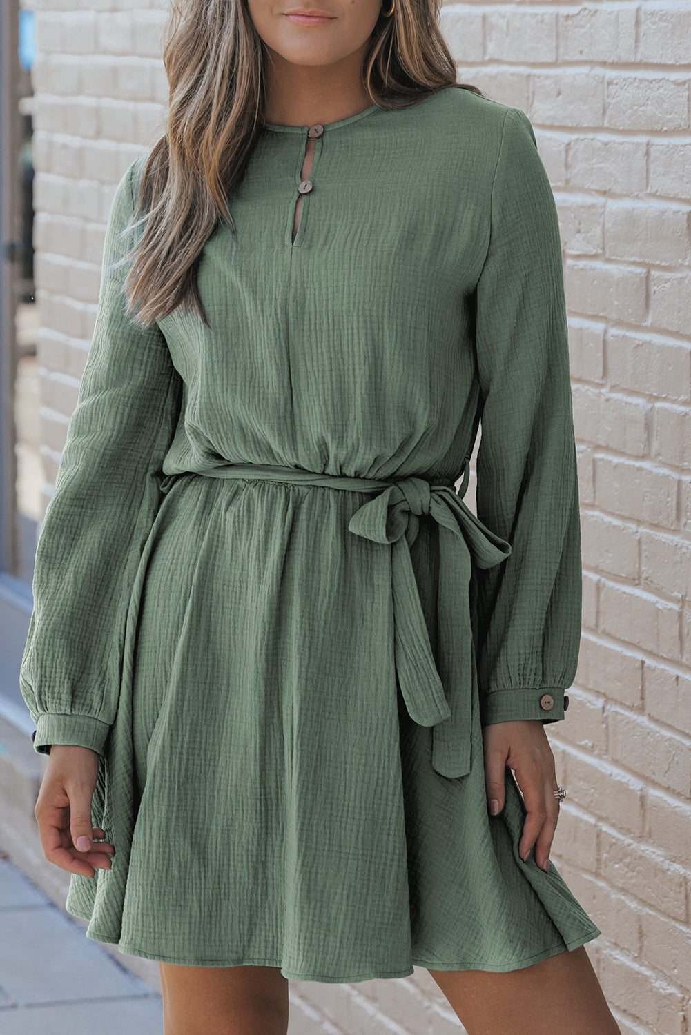 Mini-robe plissée ceinturée à manches bouffantes et col boutonné vert jungle