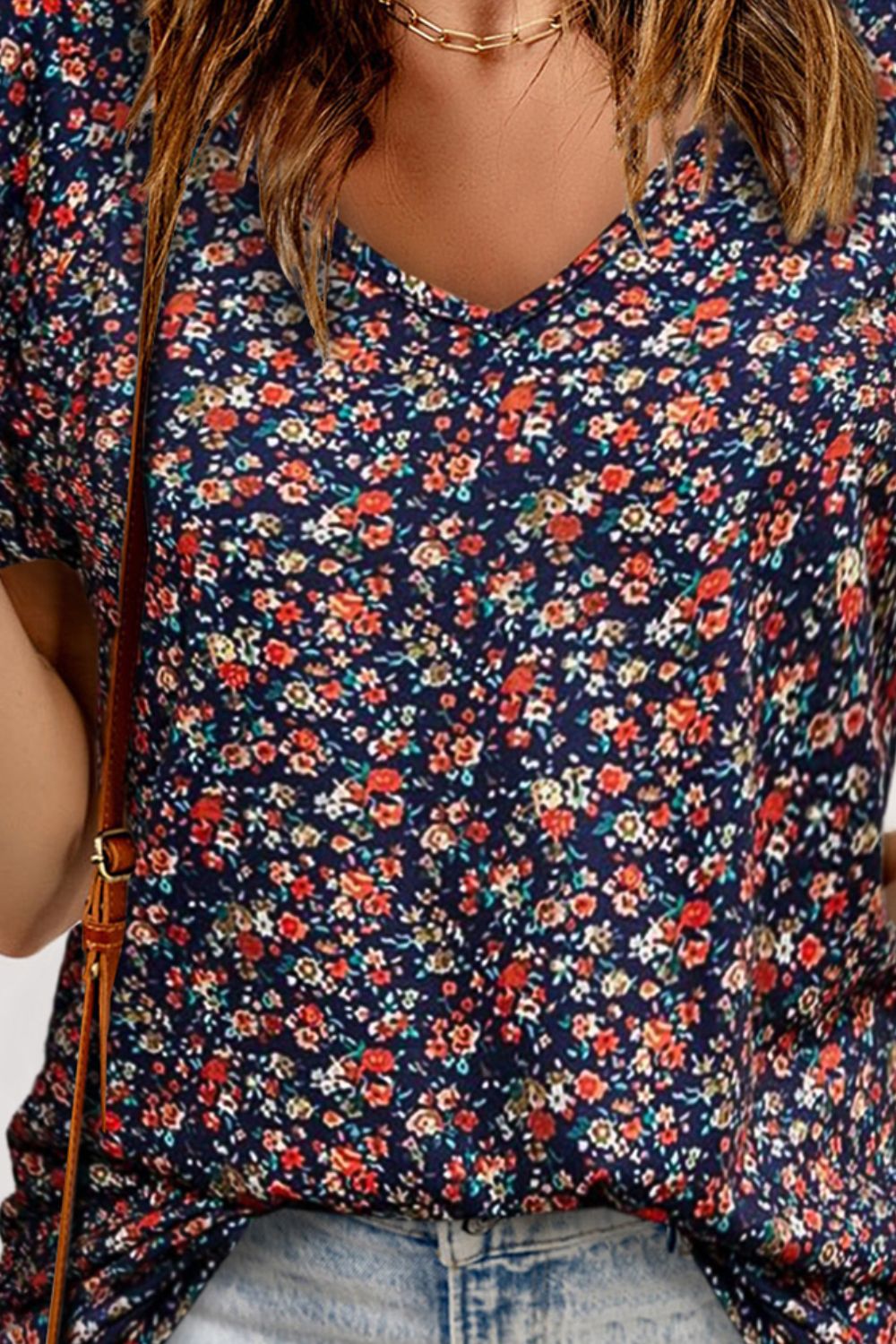 Blusa floral con cuello en V y mangas acampanadas