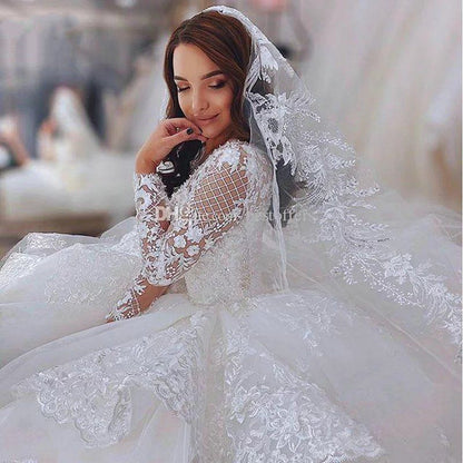 Robe de mariée en dentelle à la mode, épaules dénudées, traînante