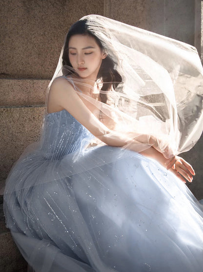 Actuación del banquete de graduación con vestido de noche con tirantes azules