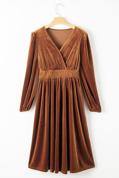 Robe mi-longue en velours taille haute smockée à col en V camel