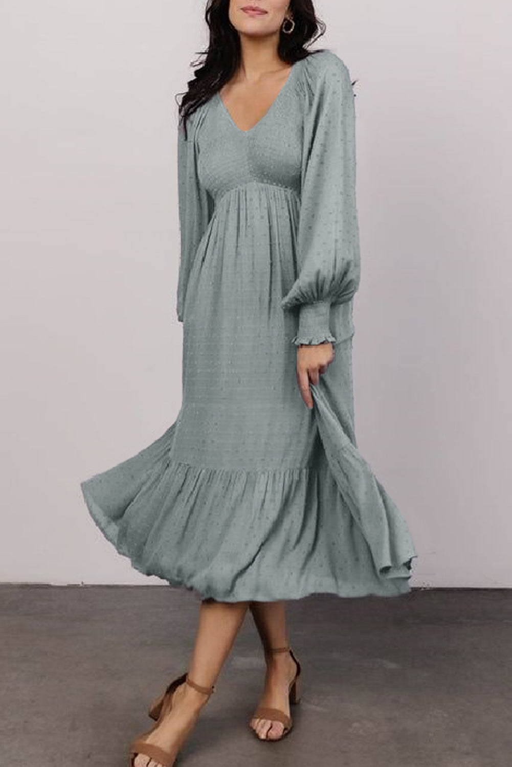 Robe bleue smockée à manches longues et à volants à pois et col en V