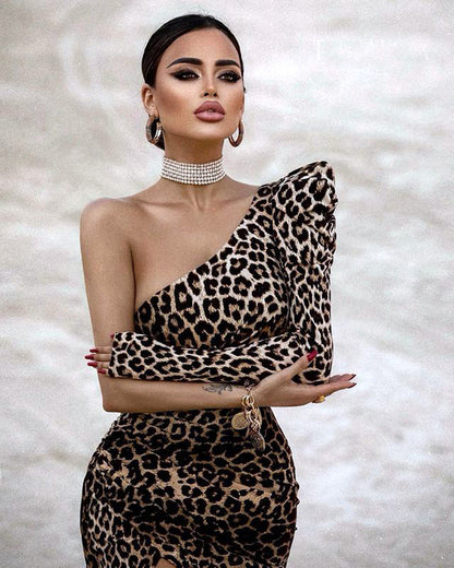 Vestido ajustado ajustado con abertura y estampado de leopardo de manga larga con hombros descubiertos