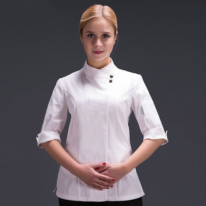 Costume pour femme chef dans la cuisine de l'hôtel