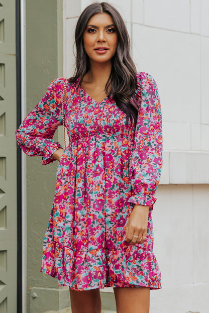 Vestido floral con mangas abullonadas y cuello en V fruncido morado