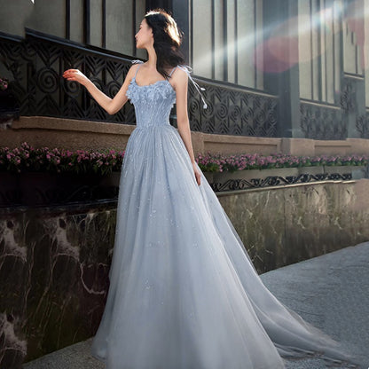 Actuación del banquete de graduación con vestido de noche con tirantes azules