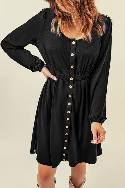 Robe noire boutonnée à manches longues et taille haute