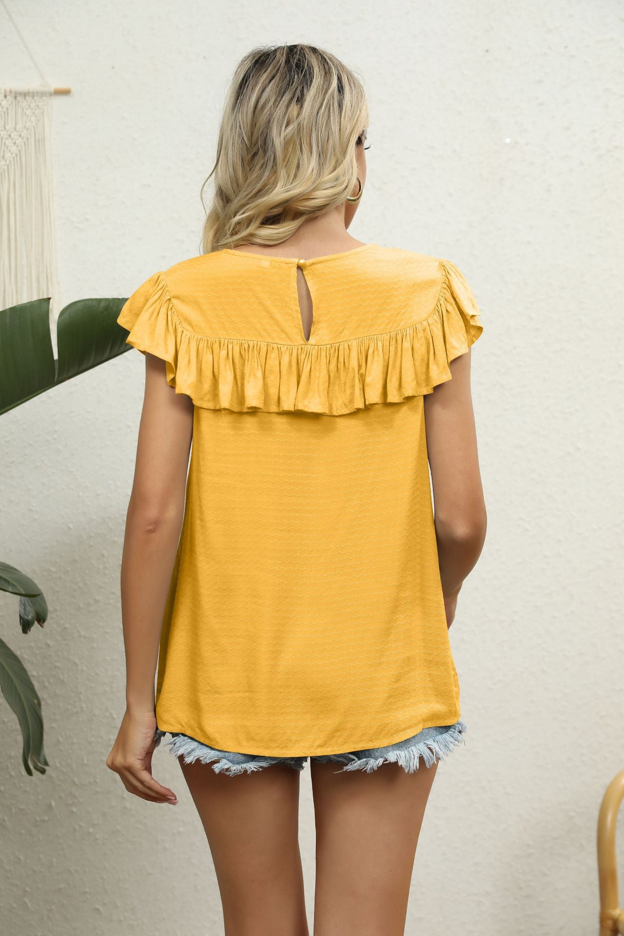 Blusa con volantes y encaje empalmado