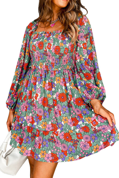 Vestido floral con volantes y cuello cuadrado con busto ahumado