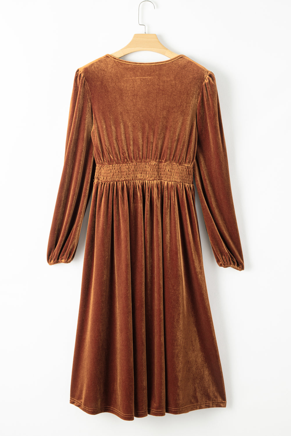 Robe mi-longue en velours taille haute smockée à col en V camel