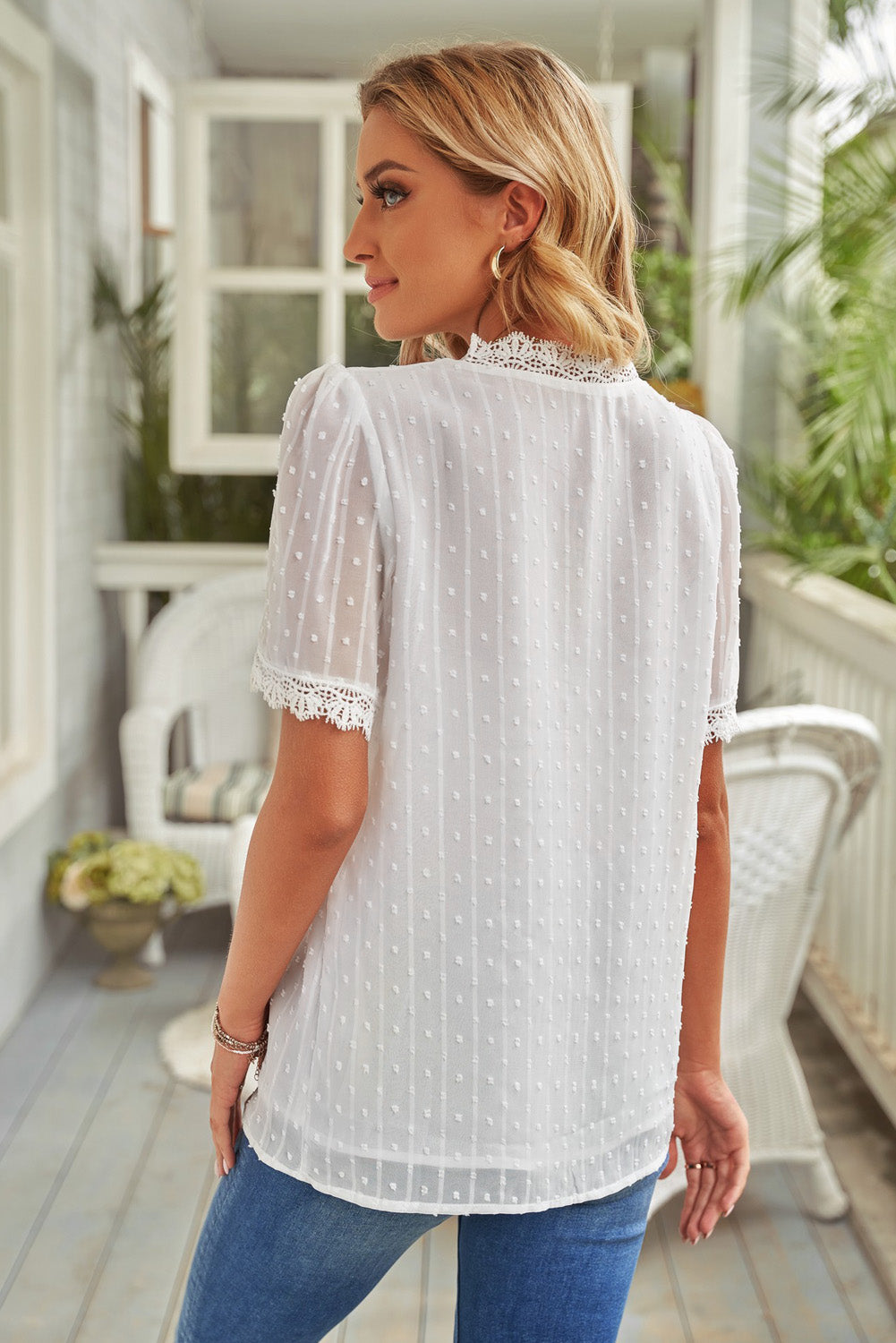 Blusa escotada con ribete de encaje y lunares suizos