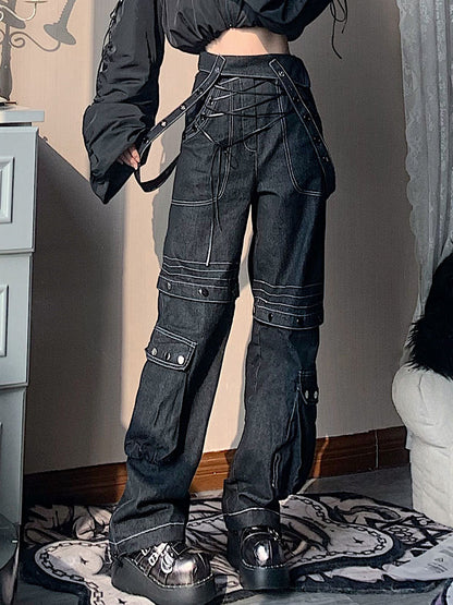 Les jeans à bretelles au design original portent un style américain. Plus