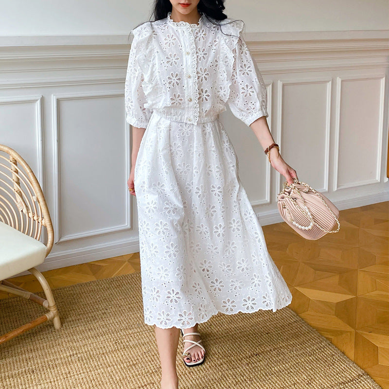 Elegante traje de falda y top blanco para mujer