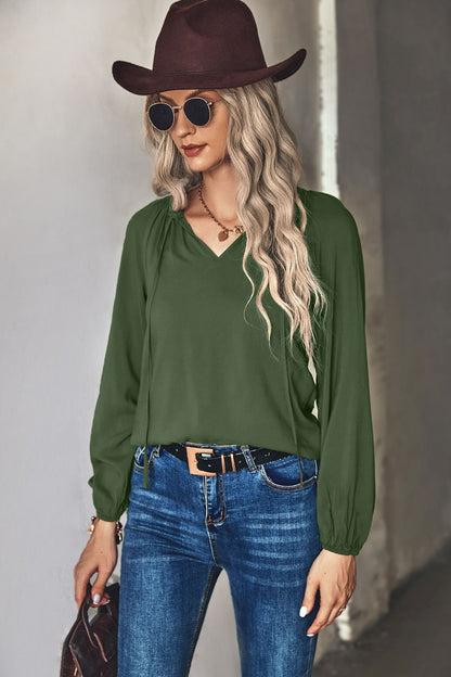 Blouse froncée à col noué