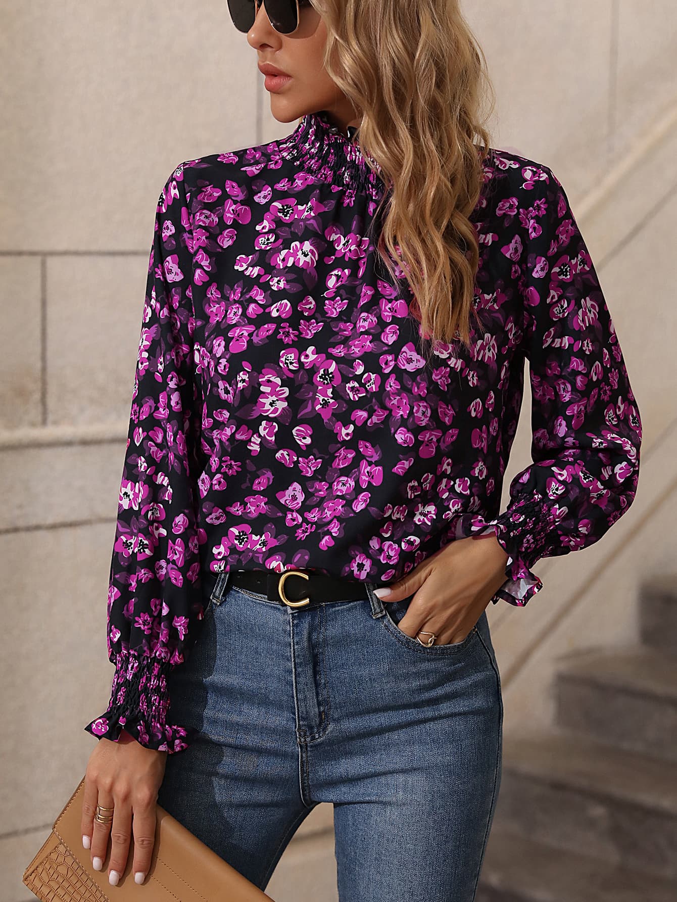 Blouse fleurie à col volanté et smockée