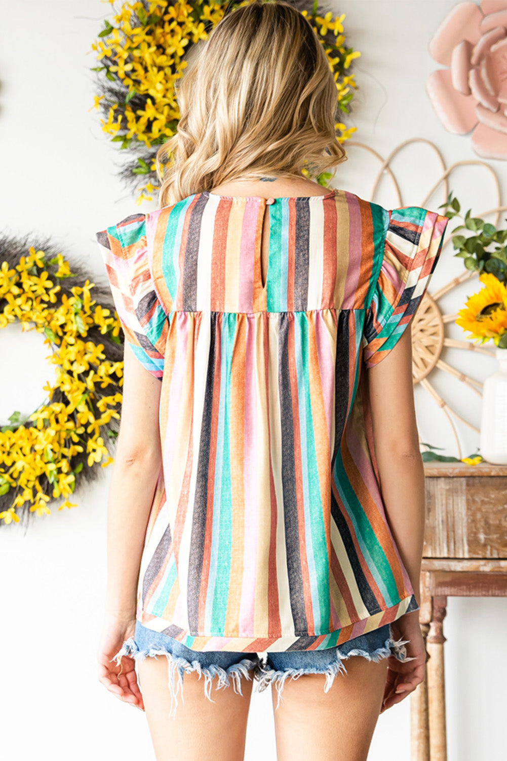 Blusa con mangas onduladas a rayas multicolores