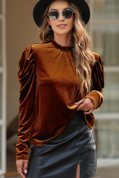 Blusa de terciopelo con cuello redondo y mangas abullonadas